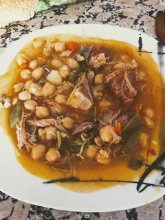 Una foto de Puchero de garbanzos con verduras