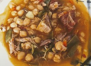 Una foto de Puchero de garbanzos con verduras