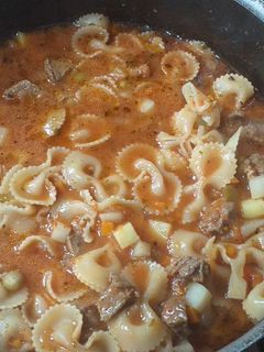Una foto de Guiso de fideo moñito a mi manera