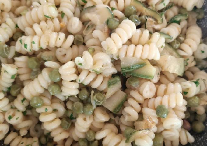 Pasta riciclo piselli e zucchine