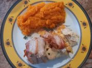 Una foto de merluza con bacon