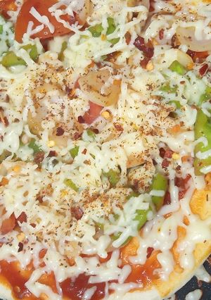 वेज पिज़्ज़ा रेसिपी, और पिज़्ज़ा बेस रेसिपी (Veg Pizza Recipe aur pizza base recipe in Hindi) रेसिपी मुख्य फोटो