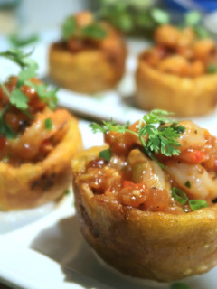 Una foto de Canastas de plátano con camarones endiablados 🍤
