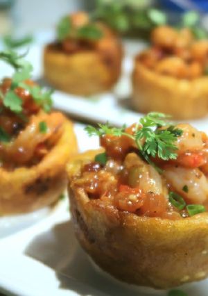 Una foto de Canastas de plátano con camarones endiablados 🍤