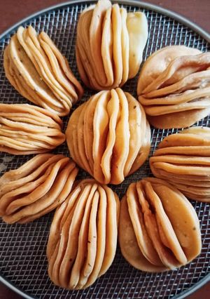 खिली खिली मठरी (khili khili mathri) रेसिपी मुख्य फोटो