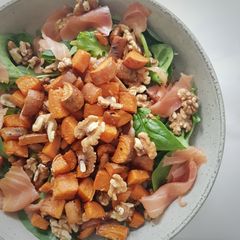 Walnut and smoked salmon salad A picture of Walnut and smoked salmon salad.