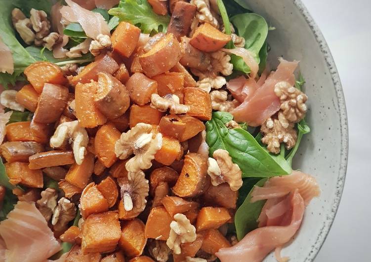 Walnut and smoked salmon salad