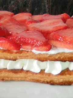 Una foto de Hojaldre con fresas y nata