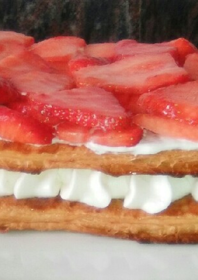 Una foto de Hojaldre con fresas y nata