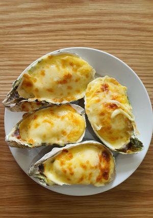 A picture of Cheese Grilled Oysters Using an Air Fryer.