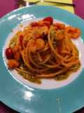 Spaghettoni gamberi, pom datterini, bisque e salsa di pistacchi