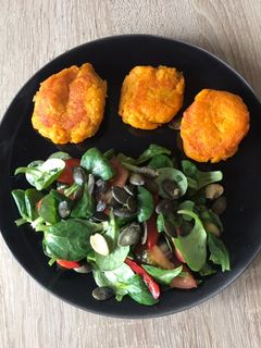 Édesburgonya fasírt paradicsomos madársalátával (vegán) recept fotója