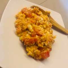 Una foto de Huevos con Tomates de mi huerta 🍅