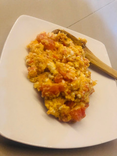 Una foto de Huevos con Tomates de mi huerta 🍅
