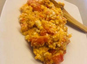 Una foto de Huevos con Tomates de mi huerta 🍅