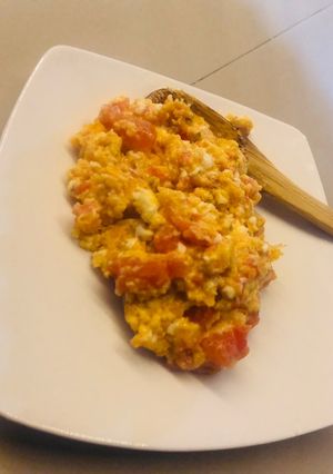 Una foto de Huevos con Tomates de mi huerta 🍅