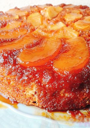 A picture of Apple cake with caramel.