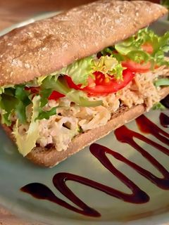Una foto de Bocadillo crispy de pollo con albahaca, apio & limón // Lemon, basil & chicken Sándwich