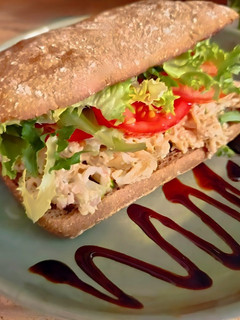 Una foto de Bocadillo crispy de pollo con albahaca, apio & limón // Lemon, basil & chicken Sándwich