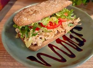 Foto principal de Bocadillo crispy de pollo con albahaca, apio & limón // Lemon, basil & chicken Sándwich