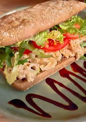 Una foto de Bocadillo crispy de pollo con albahaca, apio & limón // Lemon, basil & chicken Sándwich