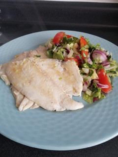 Una foto de Reineta al jengibre con ensalada fresca