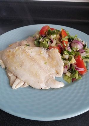 Una foto de Reineta al jengibre con ensalada fresca