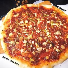 A picture of Chicken tikka pizza.