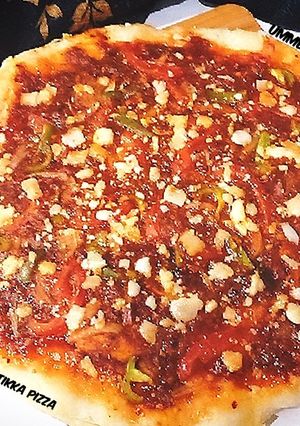 A picture of Chicken tikka pizza.