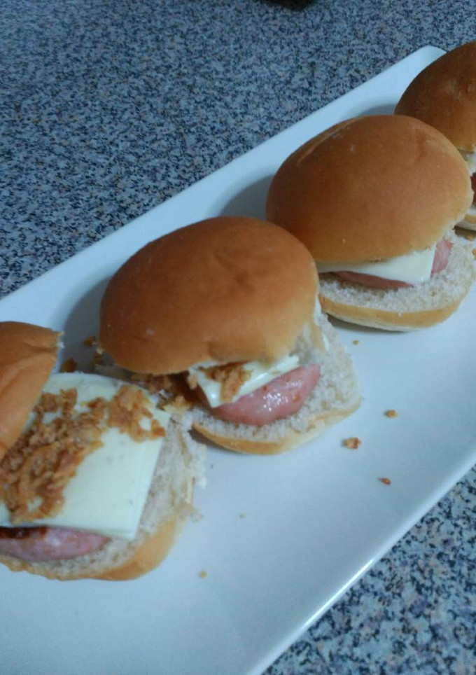 Una foto de Hamburguesas mini de pollo con queso y cebolla crujiente