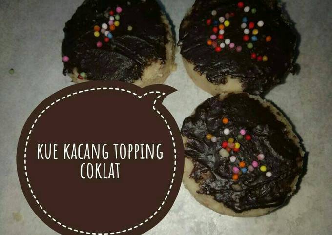 Kue kacang topping coklat