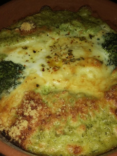 Una foto de Puré de brócoli gratinado y huevo escondido