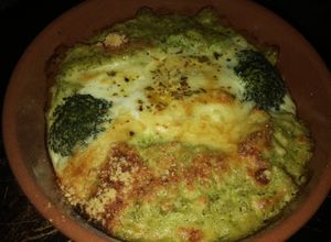 Una foto de Puré de brócoli gratinado y huevo escondido