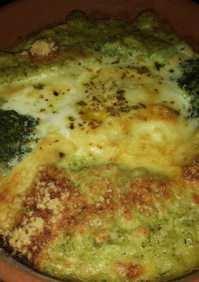 Una foto de Puré de brócoli gratinado y huevo escondido
