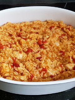 Una foto de Arroz caldoso con pollo, tomate y pimientos rojos