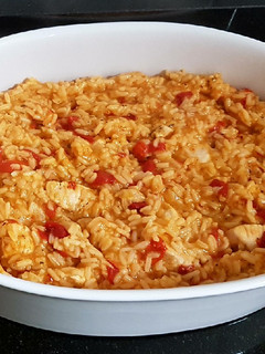 Una foto de Arroz caldoso con pollo, tomate y pimientos rojos
