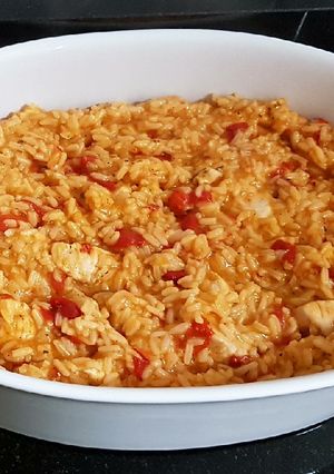 Foto principal de Arroz caldoso con pollo, tomate y pimientos rojos
