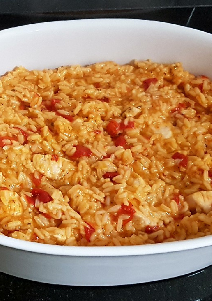 Una foto de Arroz caldoso con pollo, tomate y pimientos rojos