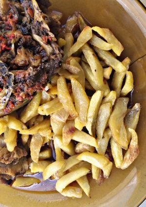 A picture of Fried chips with pepper fish.