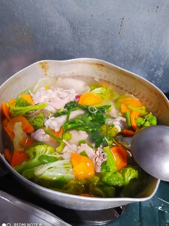 Cara Mudah Membuat Resep Sayur Sop ayam warna warni yang Enak Banget Anti Ribet, Mantap