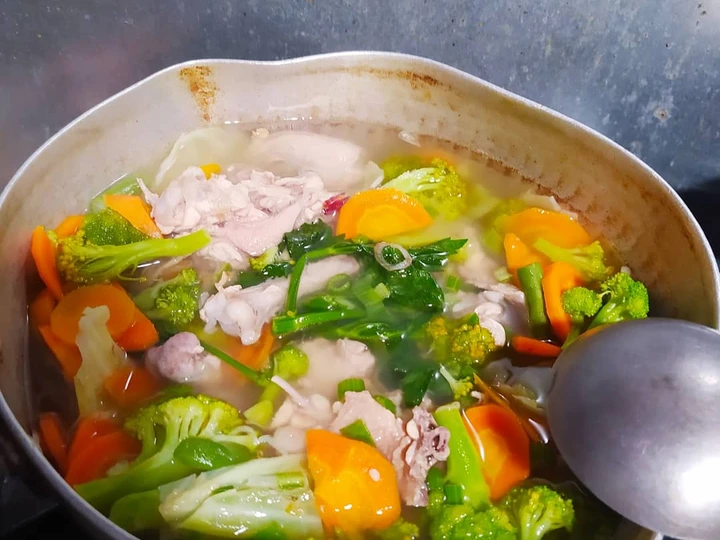 Cara Mudah Membuat Resep Sayur Sop ayam warna warni yang Enak Banget Anti Ribet, Mantap