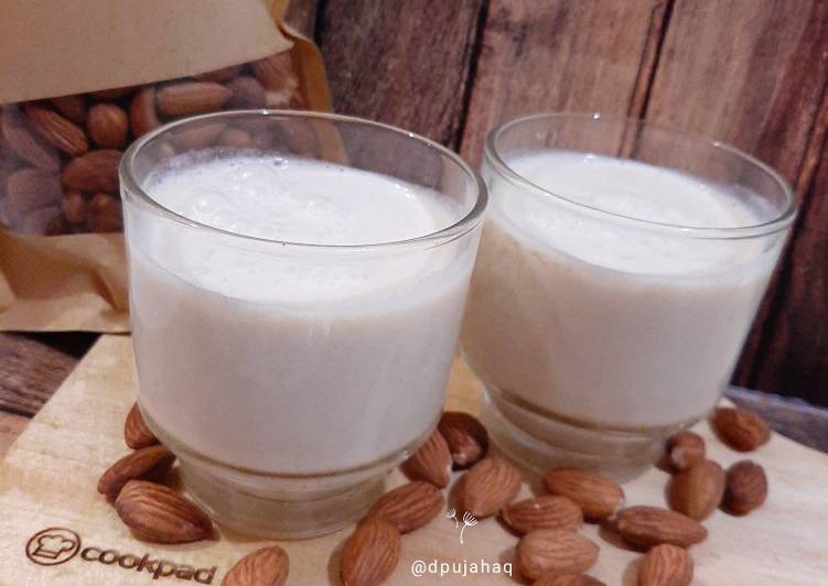 Bagaimana Membuat Susu Kurma Almond yang Bikin Ngiler
