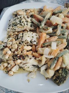 Una foto de Bacalao al ajillo con tempura de verduras