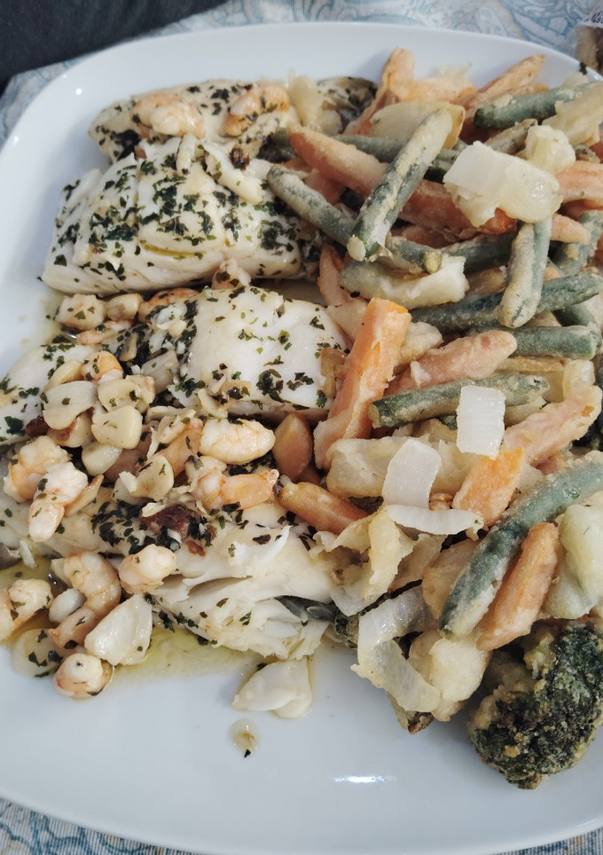 Una foto de Bacalao al ajillo con tempura de verduras