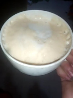 Una foto de Café frío espumoso en leche☕☁️