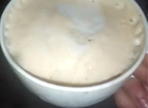 Una foto de Café frío espumoso en leche☕☁️