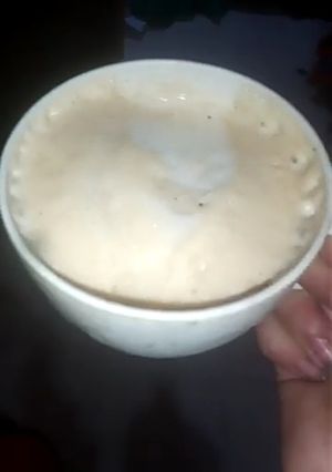 Una foto de Café frío espumoso en leche☕☁️