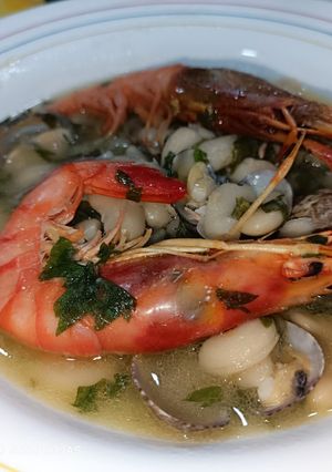 Una foto de Judías del ganchet con almejas japonesas y gambas rojas