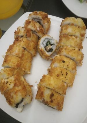 Una foto de Sushi de pollo champiñón en panko