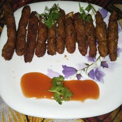 A picture of Bread crumbs ke fingers rolls.